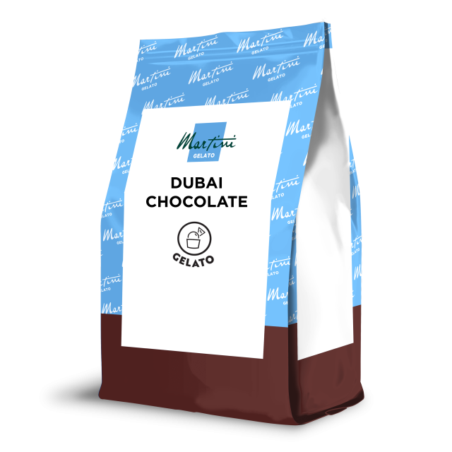Stojące opakowanie Martini Gelato o smaku Dubai Chocolate, wzorzysta niebieska góra i brązowy spód z białą etykietą.