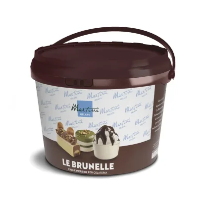 Brązowe wiadro kremu miękkiego Martini Gelato "Le Brunelle" z etykietą z powtarzającym się logo i zdjęciami desertów.