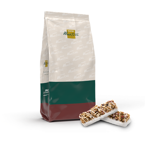 Torba Master Martini z zieloną i czerwoną etykietą obok dwóch batonów granola z białą czekoladą
