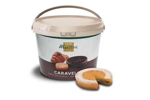Duże wiaderko kremu do smarowania Master Martini Caravella, z croissantem i ciastkami na etykiecie, obok kawałka...
