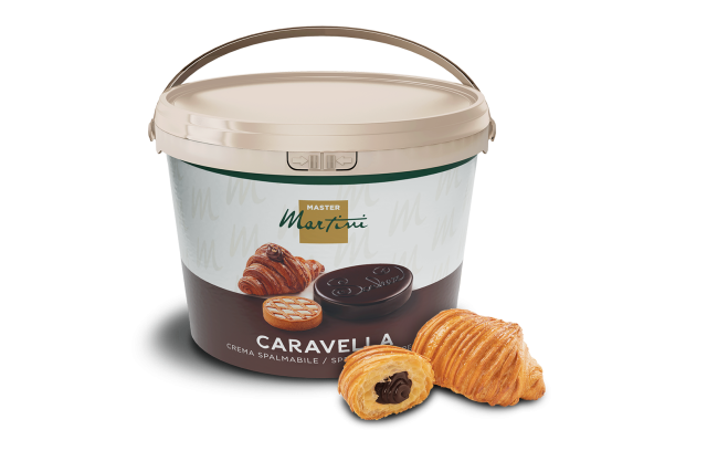 Duże wiadro kremu czekoladowego do smarowania Master Martini Caravella obok dwóch croissantów z czekoladą.
