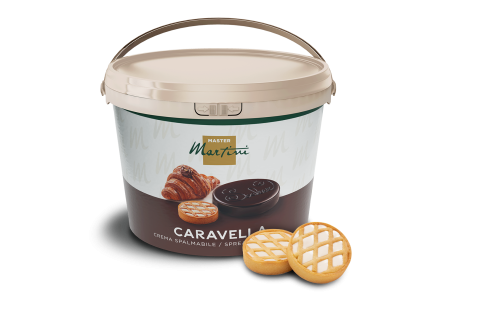 Duży plastikowy pojemnik kremu do smarowania Master Martini Caravella z uchwytem, obok dwóch ciastek z kratką.