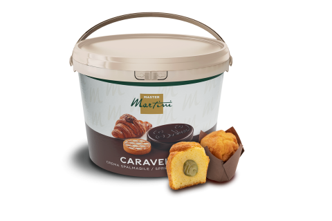 Duże wiaderko kremu Master Martini Caravel obok przekrojonego muffina z nadzieniem i całego muffina.
