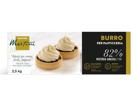 Opakowanie Master Martini Burro per Pasticceria, karton 2,5 kg, 82% tłuszczu, z dwiema tartami z kremem.