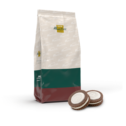 Torebka Master Martini w kolorach biało-zielono-bordowych obok dwóch czekoladowych ciastek z kremem