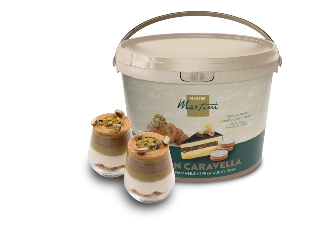 Duży pojemnik kremu do smarowania Master Martini obok dwóch pucharków z kremem, czekoladą i posiekanymi pistacjami.