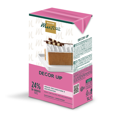 Różowy karton 1L słodzonej śmietanki do bicia Master Martini Decor UIP, 24% tłuszczu, ze zdjęciem tortu.