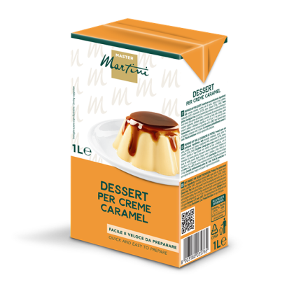 Kartonik 1L mieszanki Master Martini na crème caramel, z flanem karmelowym na białym talerzu