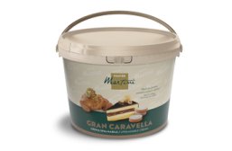 Beżowe wiaderko kremu do smarowania Master Martini Gran Caravella z croissantem i tortem warstwowym na etykiecie.