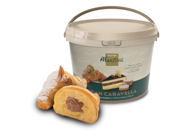 Wiadro kremu do smarowania Master Martini Gran Caravella obok dwóch ciastek z cukrem pudrem