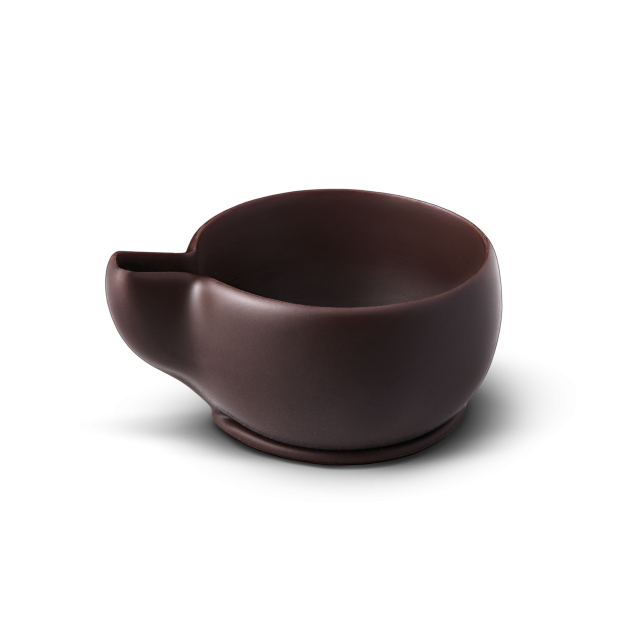 Ciemnobrązowa ceramiczna miska z dzióbkiem i matowym wykończeniem, na białym tle