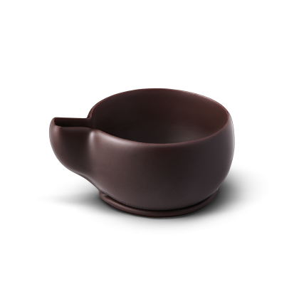 Ciemnobrązowa ceramiczna miska z dzióbkiem i matowym wykończeniem, na białym tle