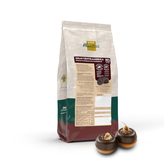 Torebka dysków czekolady deserowej Master Martini Gran Centramerica (18% kakao) obok dwóch deserów w polewie.