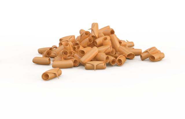 Stos rurkowatego makaronu w kolorze piaskowym, przypominającego garganelli lub rigatoni, na białym tle.